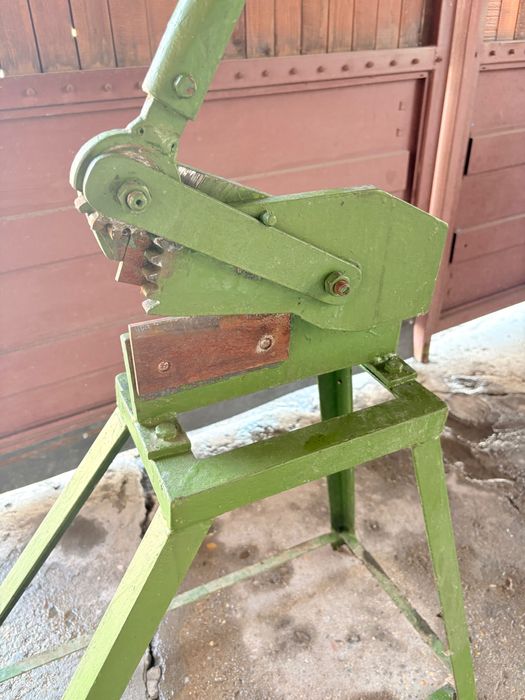 Настолна гилотина