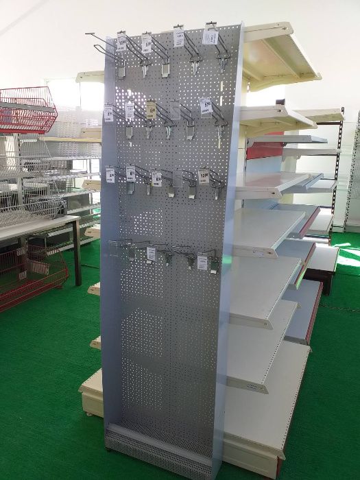 Стелажи с перфогръб за куки