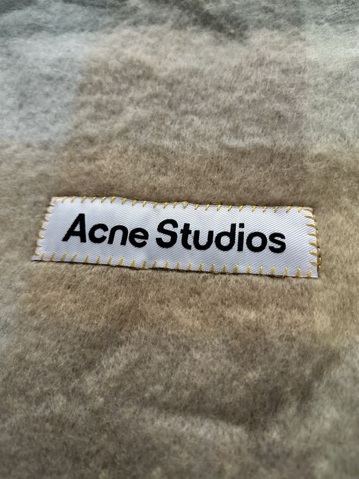 Шалове Acne Studios
