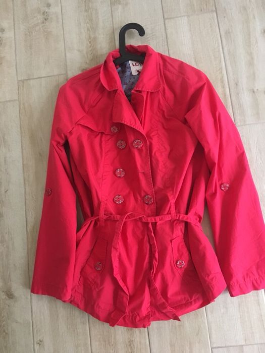 Шлифер LC Waikiki 164см.+подарък дрешки