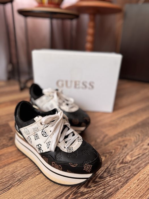 Високи обувки на Guess