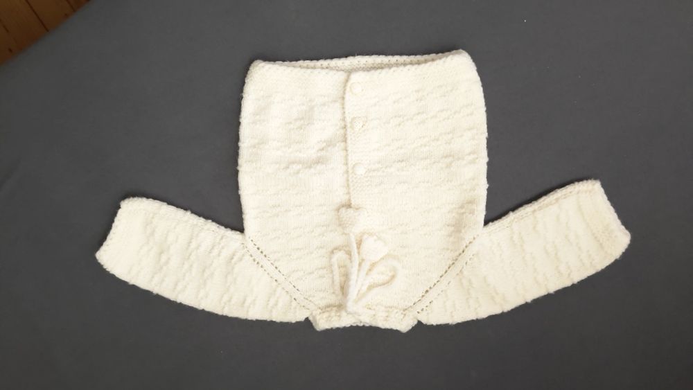 Бебешки ръчно плетени дрехи