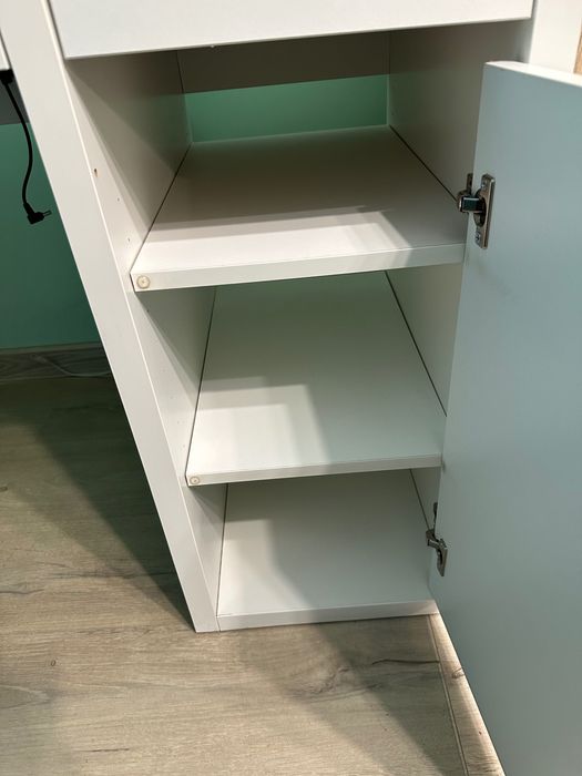 Бяло бюро от ИКЕА и стойка за монитор/ лаптоп