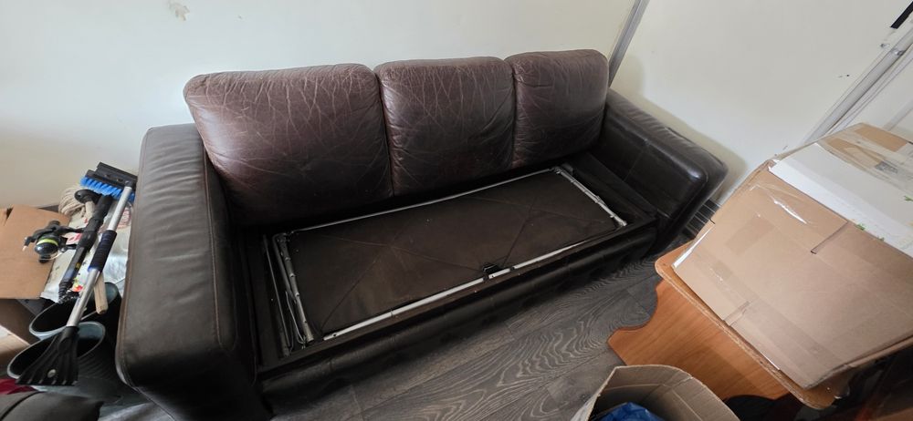 Canapea piele naturala extensibila mobexpert pret 600 lei .se face pat matrimonial este pe cadru metalic