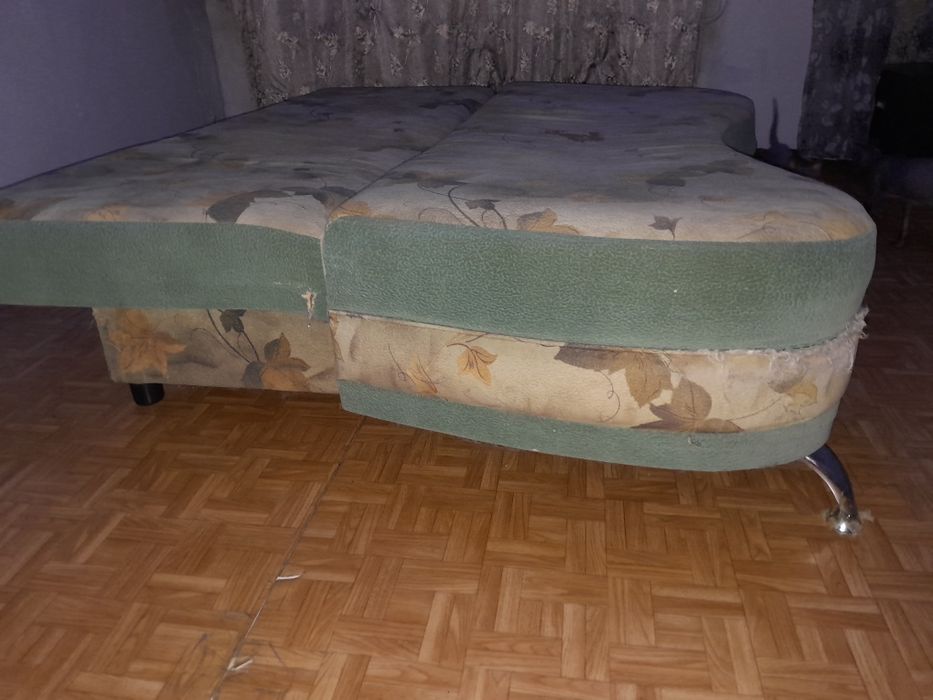 Старый диван на дачу или на дрова