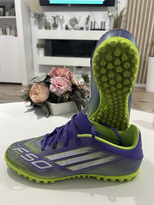 Ghete ,Adidas, fotbal teren sintetic