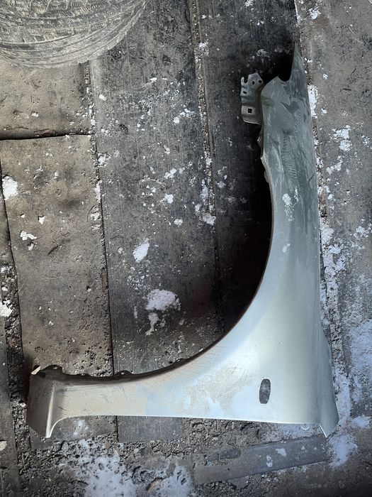 Продам крыло мазда