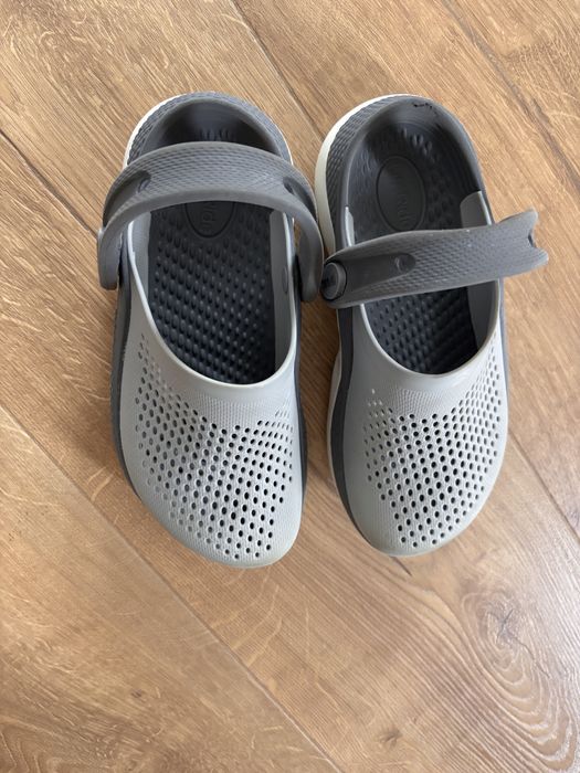 Crocs copii culoare gri