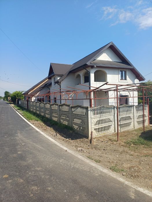 Casa si teren cu dotatari