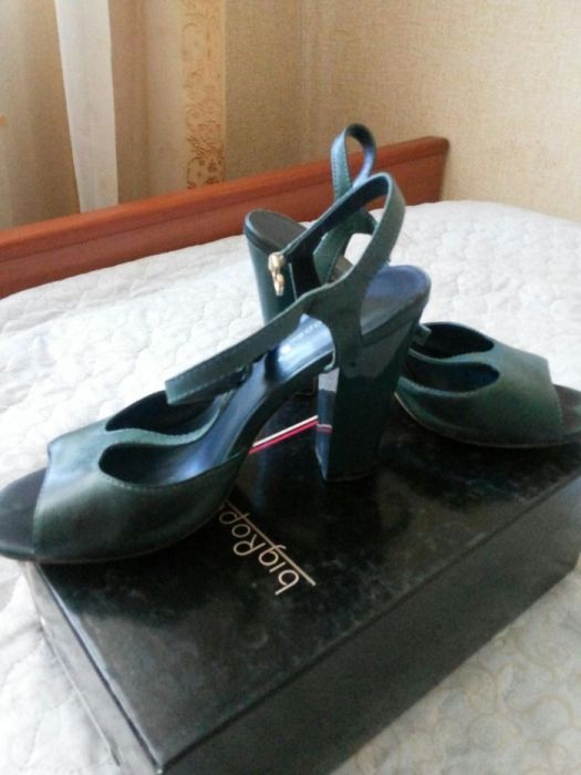 Босоножки кожанные