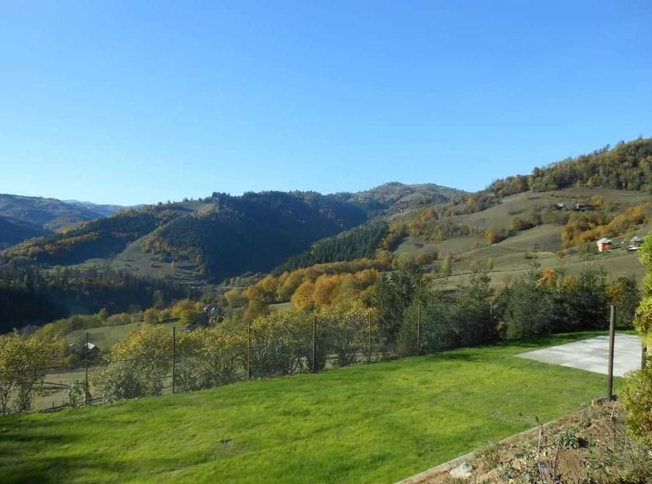 Complex turistic în Munții Apuseni–3 clădiri, 10 camere, teren 3740 mp