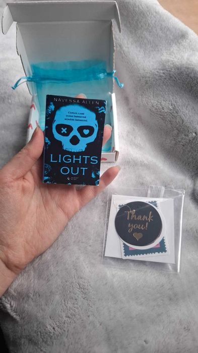 Martisor magnet cu minibook Lights Out