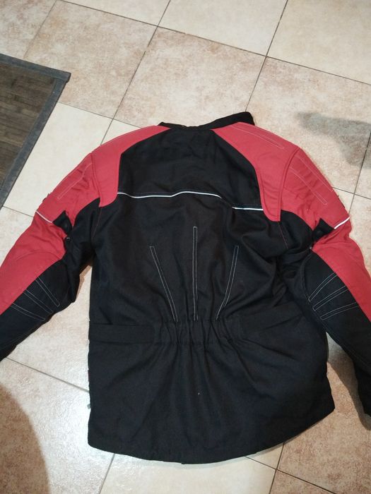 Моториско яке, не е носено никога, просто е купено и седи в гардероба.