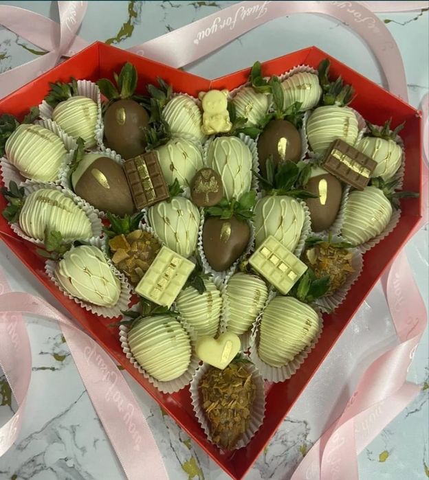 Клубника Шоколад Киндер Подарок