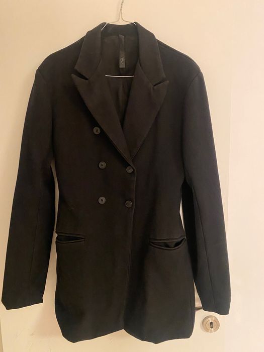 Вълнено сако на EVIS и риза на Zara