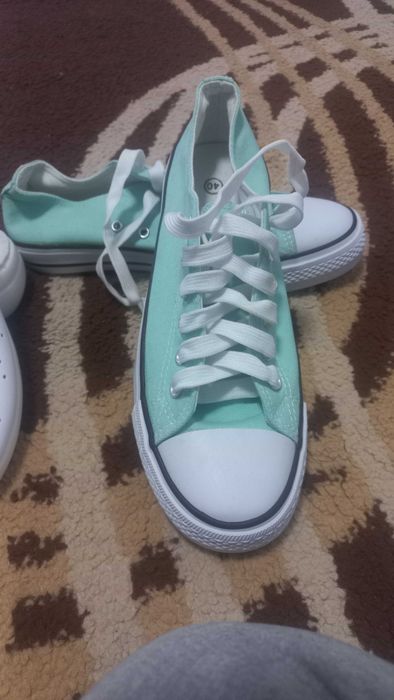 Vand pantofi noi negri ai tenesi de femei