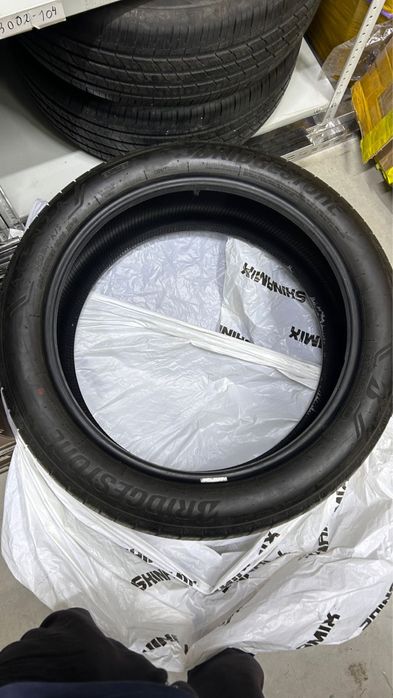 Шины Bridgestone 235/50/21