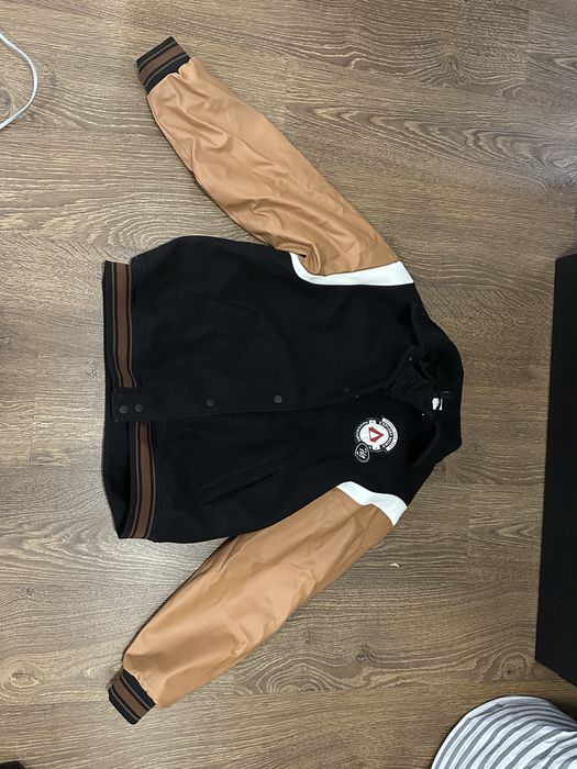 Продавам Бомбер h&m