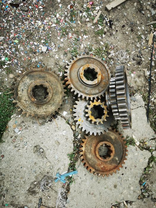 Vând pinioane cutie 650 și chingi