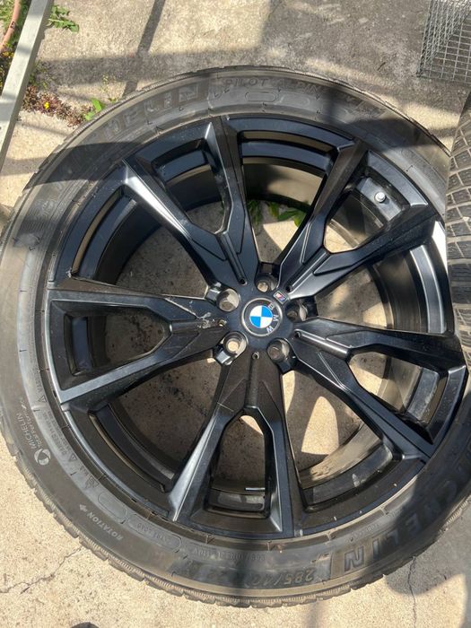 Продаётся комплект оригинальных дисков и зимних шин R22  BMW X5 45е М