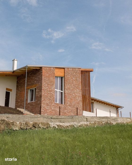 Casa semifinisata, cu totul diferita, in varf de deal, de vanzare