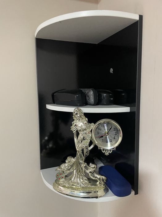 Диван кровать, стол, комод,