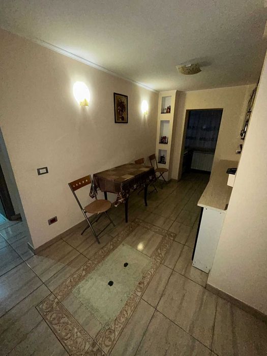 Închiriez apartament cu 2 camere langa liceul Economic cu parcare.