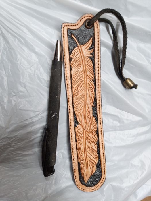 Продавам два вида кожени разделители за книги