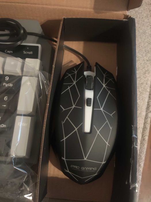 Tastatura gaming cu mouse plus cadou boxe