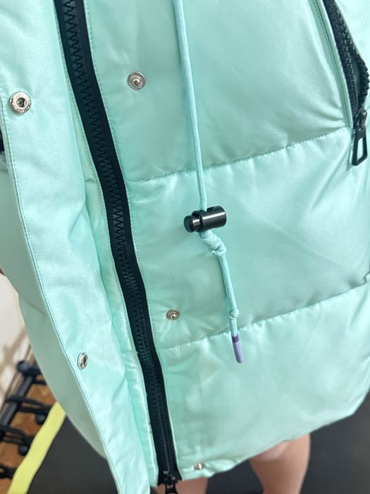 Продам куртку для девочки рост 146-152