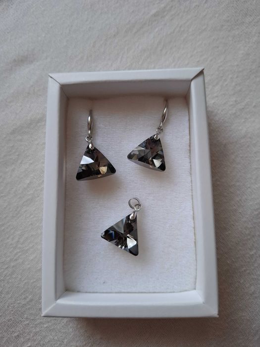Обеци и висулка за верижка - black triangles