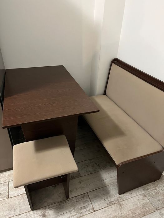 Masă bucătărie banchetă și 2 taburet- scaune