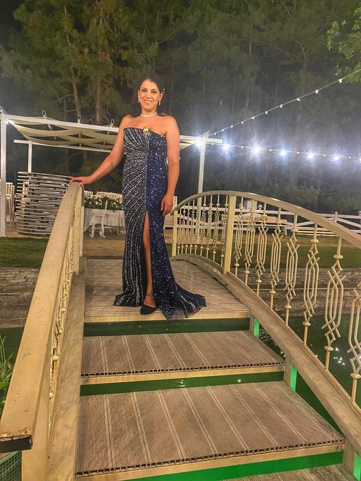 Тъмносиня официална рокля, страплес с много блестящи камъчета.