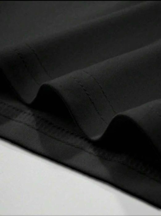 Заглавие: Модерен черен потник (Muscle Shirt) с графичен принт – Чисто нов!