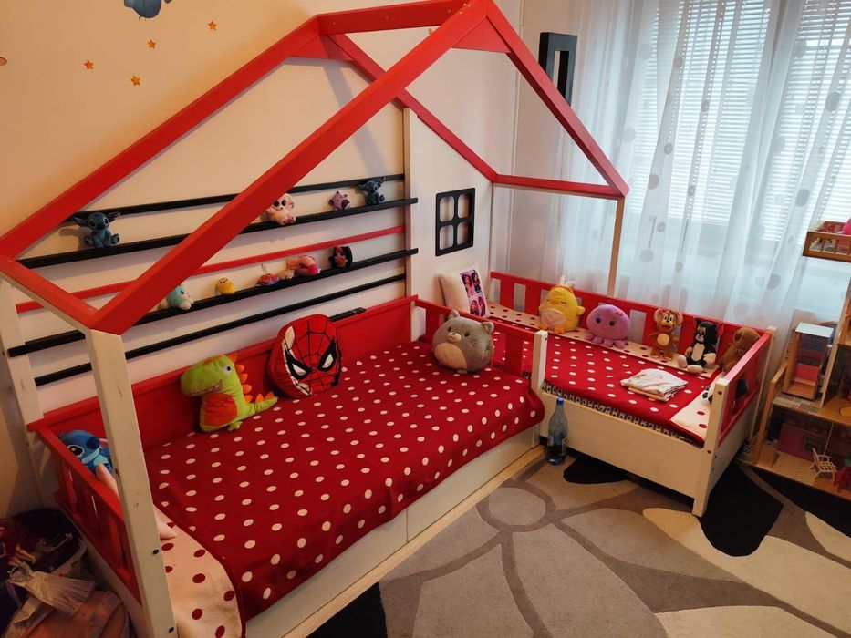 Pat  de copii tip căsuță + saltele, lemn masiv; dimensiuni 180/80,  respectiv 160/70cm - URGENT