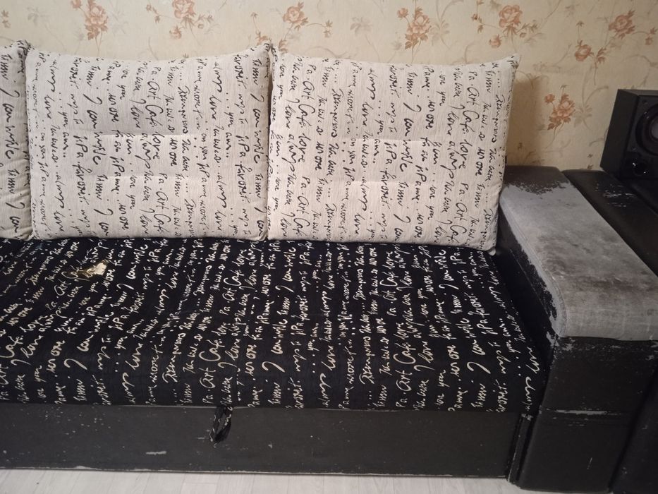 Продаётся диван угловой. Или диван и 2 кресла.