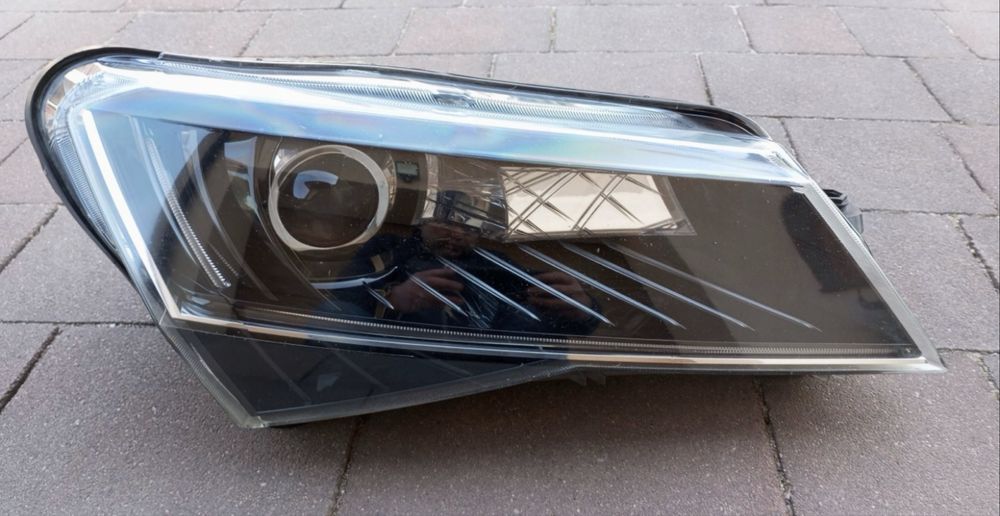 Ляв и десен фар Шкода Суперб ксенон SKODA SUPERB 3 III 3V0 BI-XENON LED 15-19--