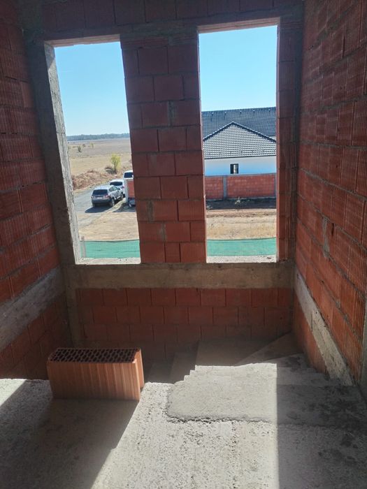 Vand casa in rosu in cartierul grigorescu