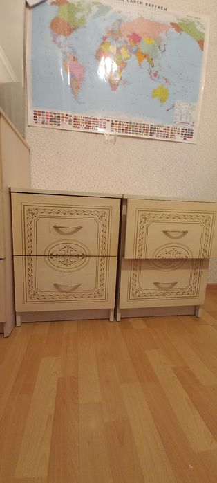 Шкаф, екі тумбочкасымен сатылады