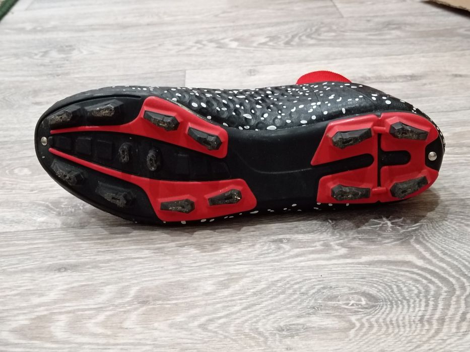 Продам бутсы  с шипым