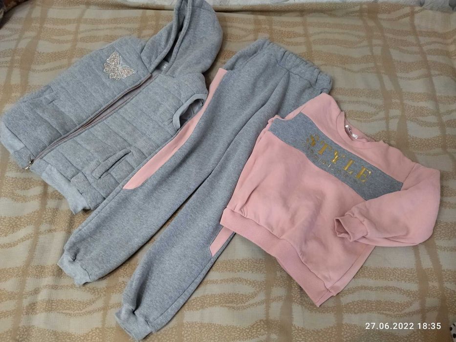 Спортивный костюм + безрукавка.