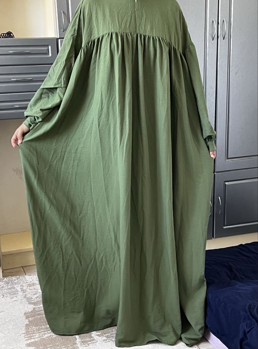 Широкое зеленое платье