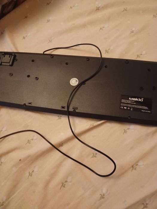 Клавиатура Maki и мишка.