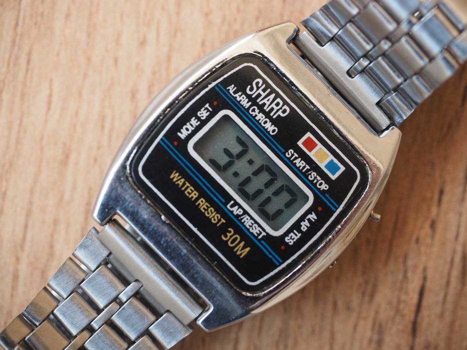 Ceas electronic retro Sharp, stil Casio / Montana