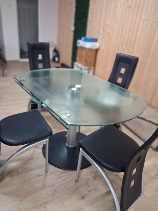 Vând masa de sticla extensibila cu 4 scaune