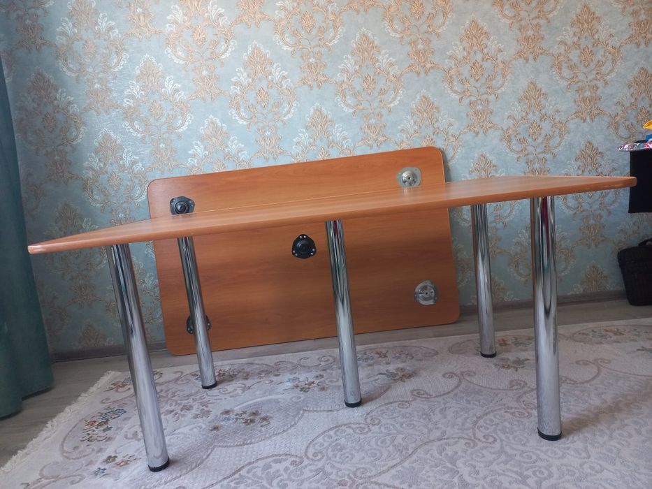 Продается 2 стола гостинные