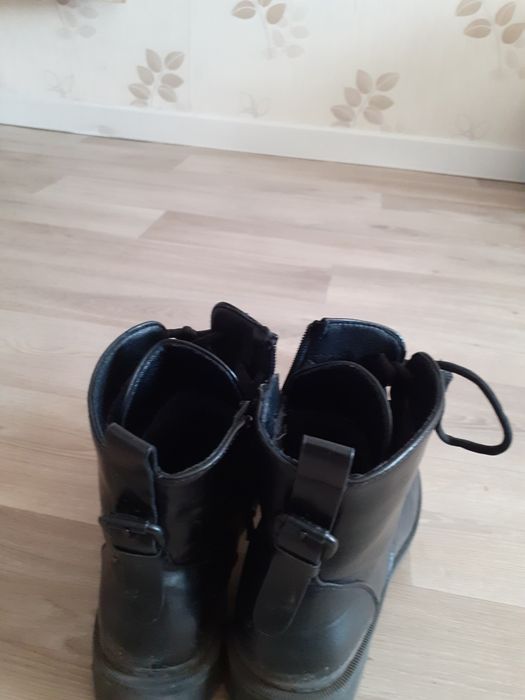 Продам ботинки 39 размер.