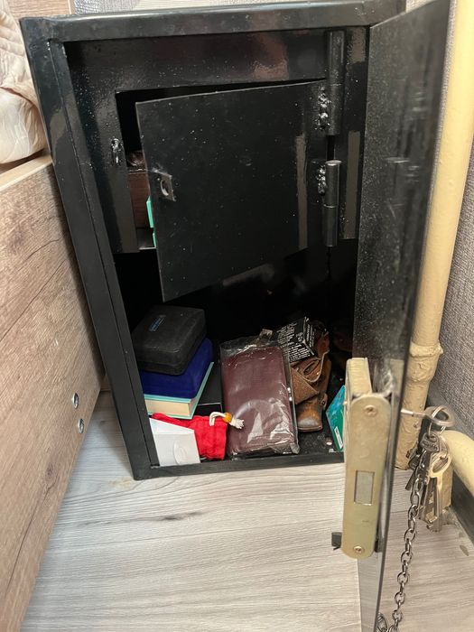 Продам сейф металлический