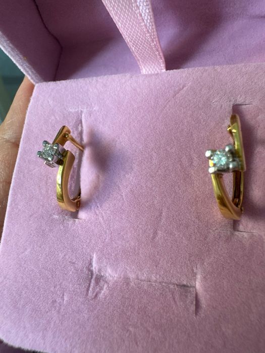 Серьги 750 пробы с бриллиантом
