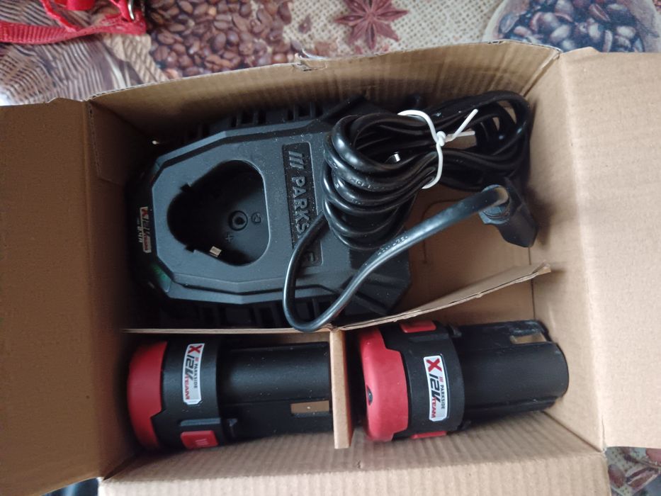 Зарядно + две батерии парксайд